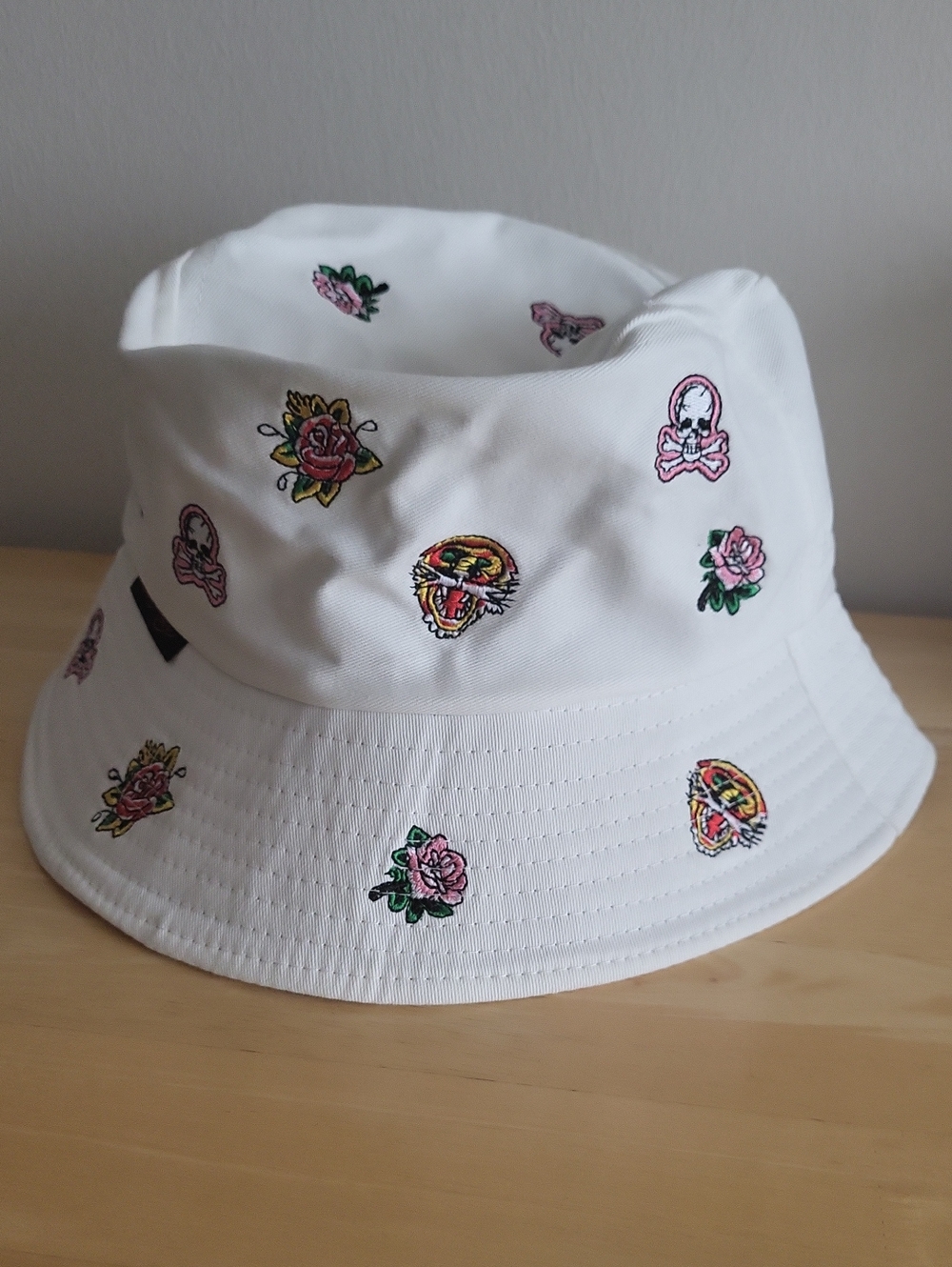 NWOT Ed Hardy Embroidered White Bucket Hat